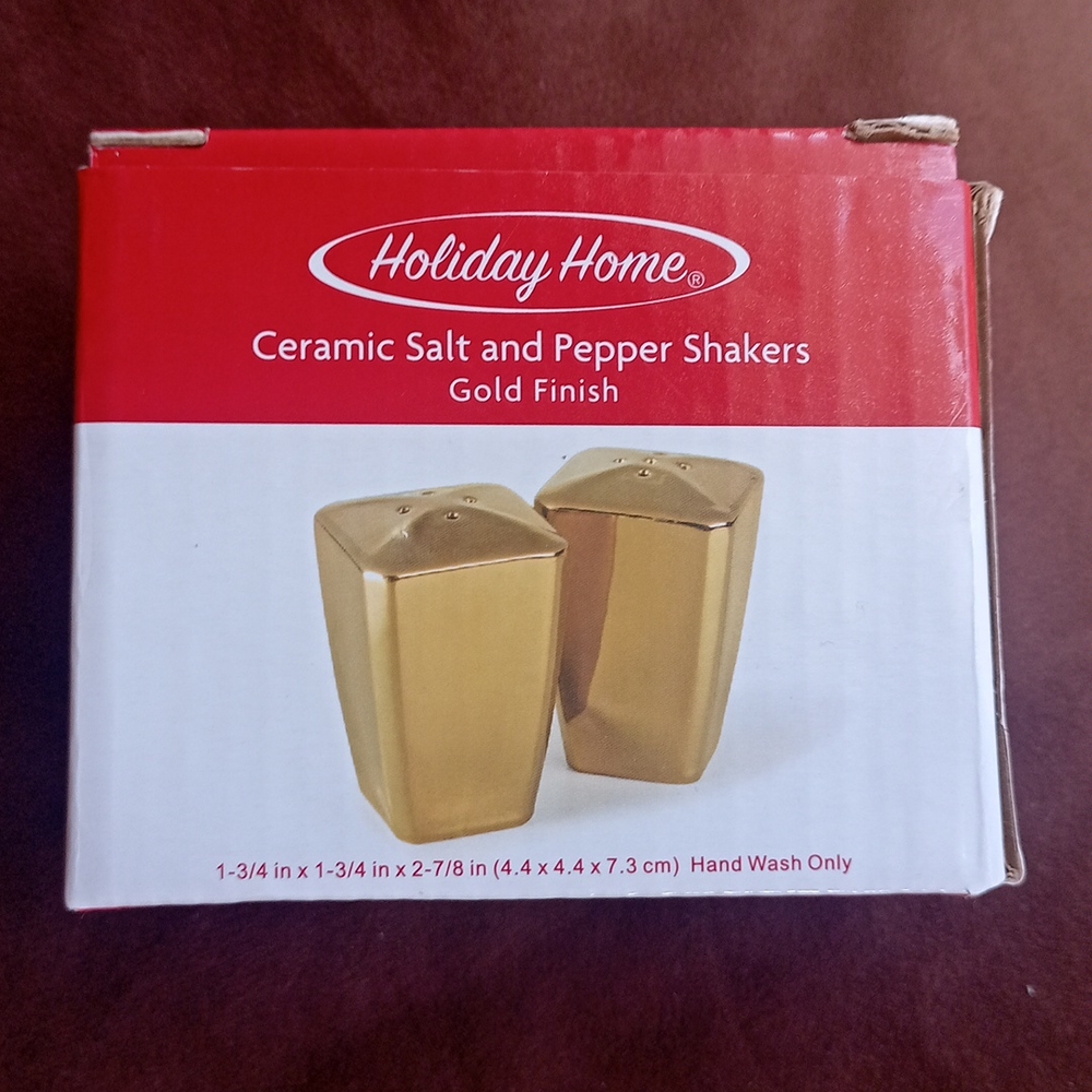 Ceramic salt and pepper shakers gold